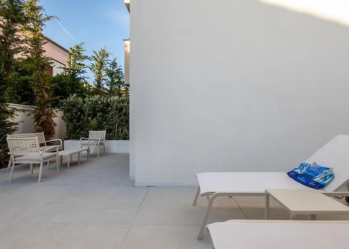 2br Luxurious Designer - Azulis1 - Garden - Free Parking Apartman