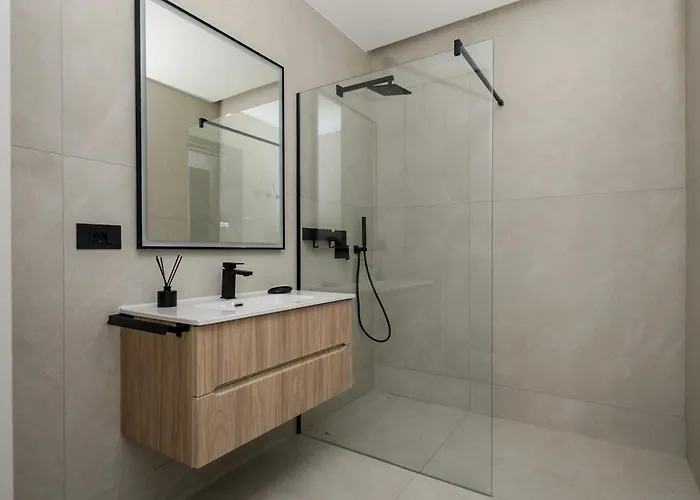 2br Luxurious Designer - Azulis1 - Garden - Free Parking Apartment *