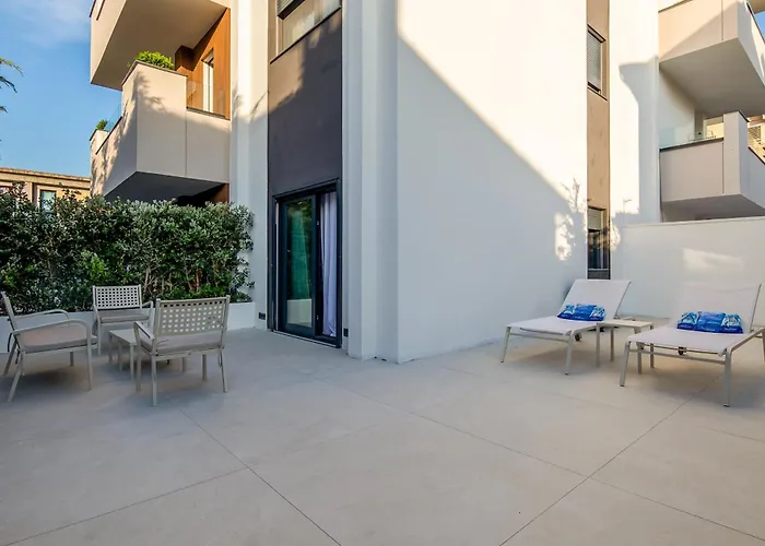 2br Luxurious Designer - Azulis1 - Garden - Free Parking *