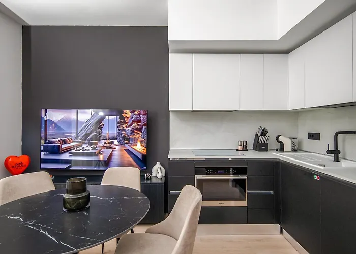 2br Luxurious Designer - Azulis1 - Garden - Free Parking Apartment *